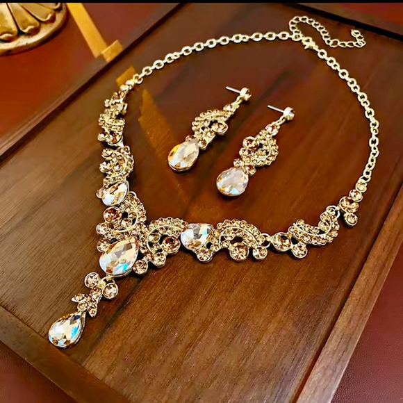 NIB Jewelry - NIB Radiant Gold & Zircon Teardrop Necklace & Earring Jewelry Set